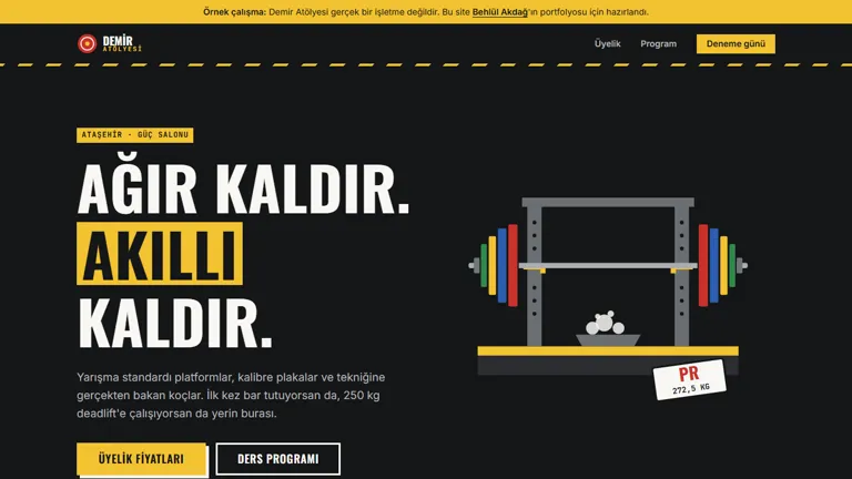 Demir Atölyesi spor salonu sitesinin ana ekranı: 'Ağır kaldır. Akıllı kaldır.' başlığı ve renkli plakalarla yüklü bar çizimi