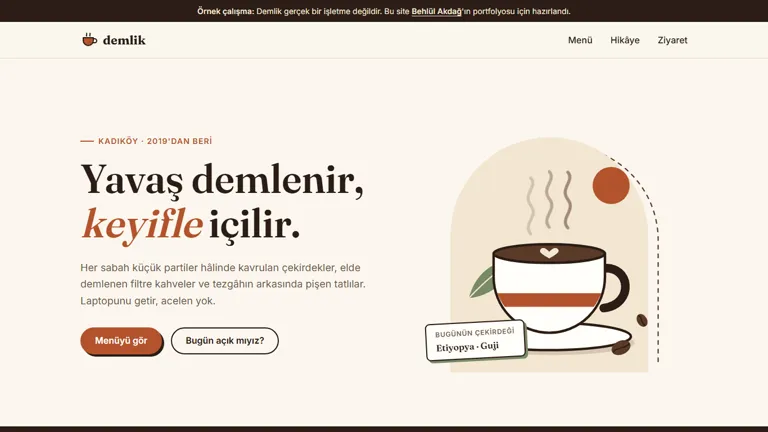 Demlik kafe sitesinin ana ekranı: 'Yavaş demlenir, keyifle içilir' başlığı ve çizim bir kahve fincanı